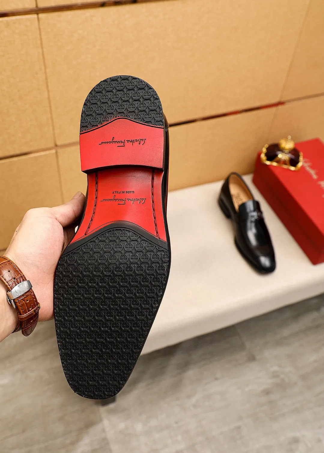 Men's shoes💰480💰 Product trademark: Ferragamo "Ferragamo" casual leather shoes Regular size: 38-44 (45🉑️customized) Product materials: Selected imported first-layer open-edge beaded calfskin upper + original hardware buckle, imported water-dyed cowhide leather lining. Strong three-dimensional visual effect, combined outsole Color: 1⃣️color optional